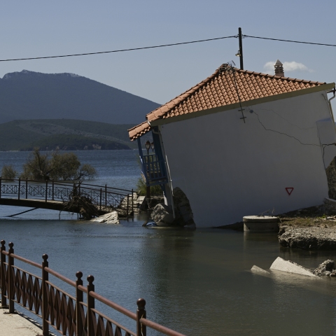 Σπίτι που έχει γείρει στη Μηλίνα Πηλίου