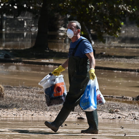 Κίνδυνος από τα λιμνάζοντα ύδατα και τα νεκρά ζώα στις πλημμυρισμένες περιοχές της Θεσσαλίας