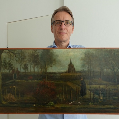 Ο ντετέκτιβ έργων τέχνης Άρθουρ Μπραντ κρατάει τον πίνακα του Βαν Γκογκ που είχε κλαπεί