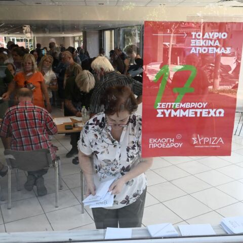 Οι ουρές που έχουν σχηματιστεί είναι μεγάλες © ΤΑΤΙΑΝΑ ΜΠΟΛΑΡΗ/EUROKINISSI