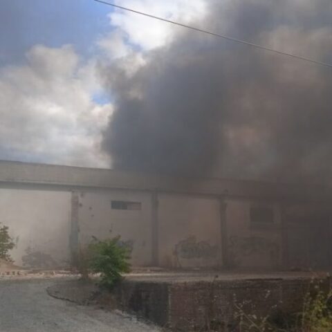 Φωτιά σε εγκαταλελειμμένο εργοστάσιο στην Κομοτηνή