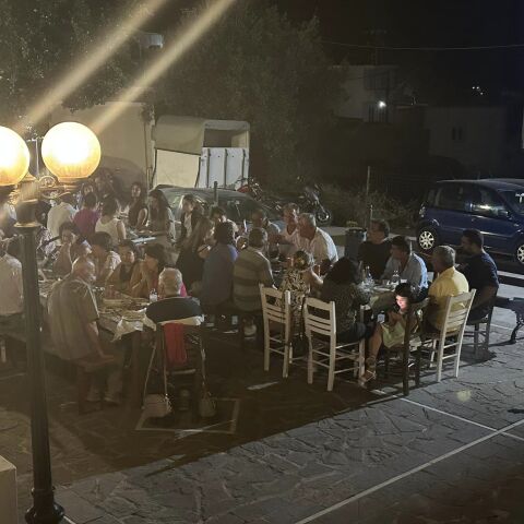 Zευγάρι Γερμάνων έστησε γλέντι και κέρασε ολόκληρο το χωριό επειδή έσωσαν το σπίτι τους από τις φωτιές