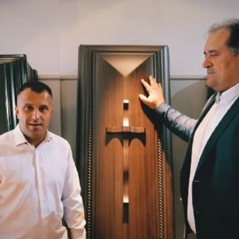 Το προεκλογικό σποτ του Θεόδωρου Μητράκα στο γραφείο τελετών Μπαμπούλα