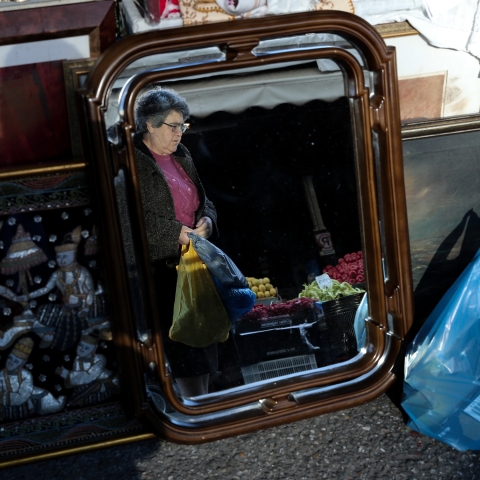 Γυναίκα σε αγορά στο κέντρο της Αθήνας