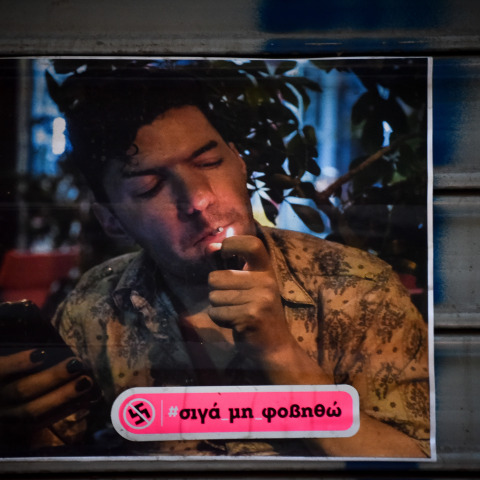 Φωτογραφία του Ζακ Κωστόπουλου έξω από το κοσηματοπωλείο της Γλάδστωνος