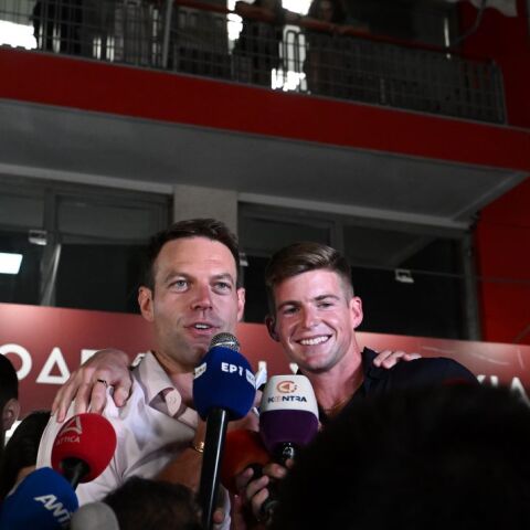 Ο Στέφανος Κασσελάκης με τον σύντροφό του Τάιλερ Μακμπέθ © ΤΑΤΙΑΝΑ ΜΠΟΛΑΡΗ/EUROKINISSI