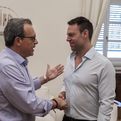 Σωκράτης Φάμελλος και Στέφανος Κασσελάκης συναντήθηκαν σήμερα στη Βουλή