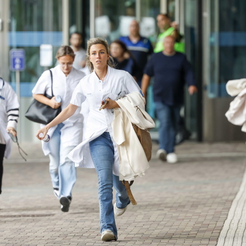 Άνθρωποι τρέχουν να σωθούν μετά από επίθεση με πυροβολισμούς στο Ρότερνταμ