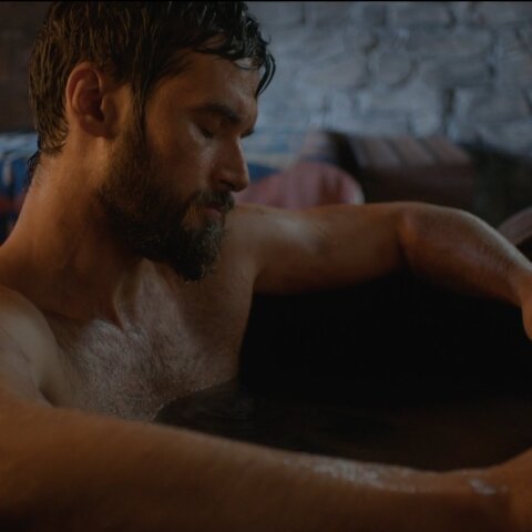 «Η Μάγισσα»: Η γυμνή σκηνή του Αναστάση Ροϊλού αναστάτωσε το Twitter