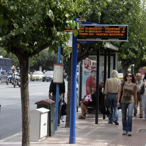 Πίνακας τηλεματικής σε στάση λεωφορείου