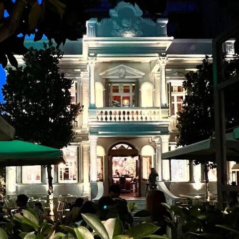 Casablanca Social Club: Φαγητό, ποτό και μουσικές σε ένα συγκλονιστικό νεοκλασικό της Θεσσαλονίκης