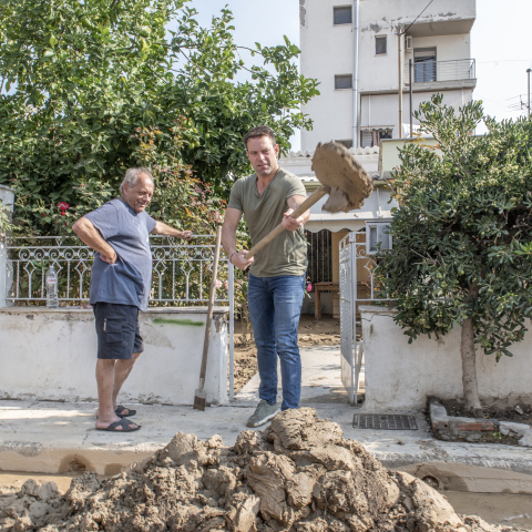 Ο Στέφανος Κασσελάκης φτυαρίζει λάσπες στον Βόλο
