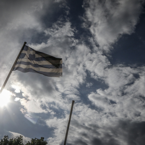 Σύννεφα πίσω από ελληνική σημαία