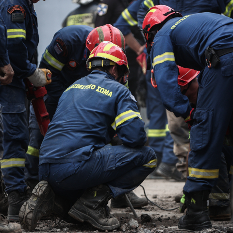 Προσπάθεια ανάσυρσης εργάτη από φρεάτιο στον Πειραιά