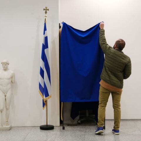 Ο Στέφανος Κασσελάκης και ο Κυριάκος Μητσοτάκης σε μια κόντρα με φόντο τις αυτοδιοικητικές εκλογές