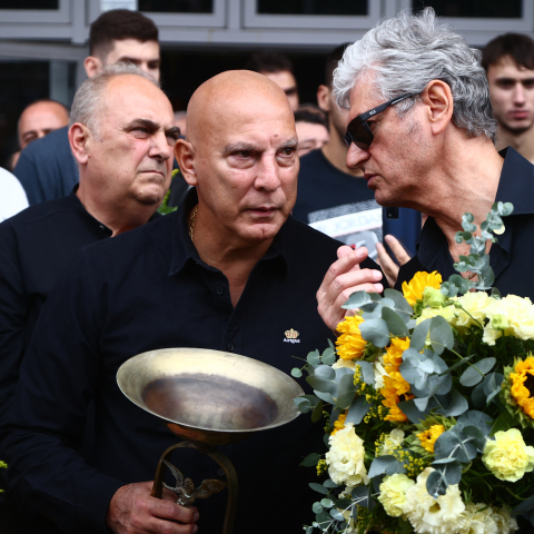 Ο Νίκος Γκάλης στο λαϊκό προσκύνημα για τον Γιάννη Ιωαννίδη