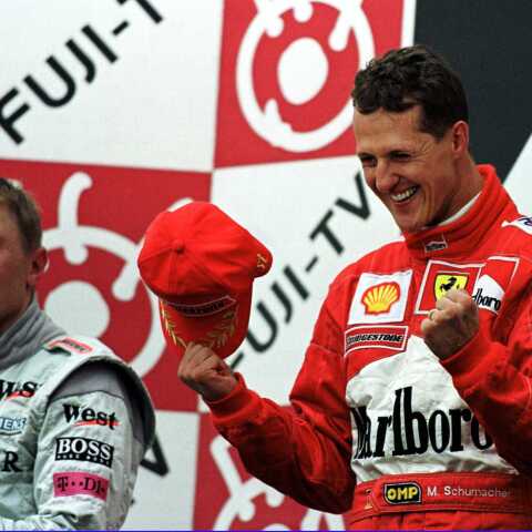 Ο Μίκαελ Σουμάχερ κέρδισε τον μεγάλο του αντίπαλο Μίκα Χάκινεν και εξασφάλισε το πρώτο πρωτάθλημα οδηγών για τη Ferrari από το 1979