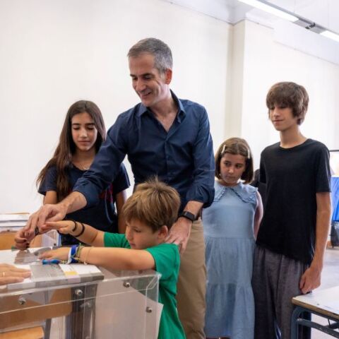 Ο Κώστας Μπακογιάννης ψήφισε μαζί με τα παιδιά του ©Γραφείο Τύπου «Αθήνα Ψηλά»