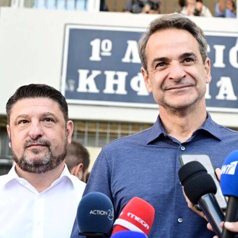 Στο εκλογικό κέντρο του νικητή των εκλογών στην Περιφέρεια Αττικής Νίκου Χαρδαλιά ο Κυριάκος Μητσοτάκης ©ΜΙΧΑΛΗΣ ΚΑΡΑΓΙΑΝΝΗΣ/EUROKINISSI