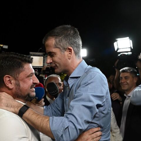 Πανηγυρισμοί για τη νίκη μεταξύ Νίκου Χαρδαλιά και Κώστα Μπακογιάννη ©ΤΑΤΙΑΝΑ ΜΠΟΛΑΡΗ/EUROKINISSI