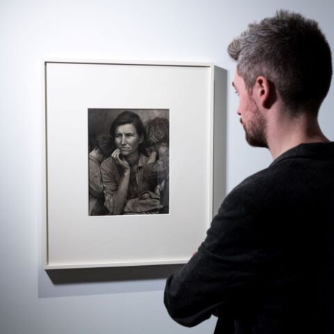 H εμβληματική λήψη της «Μετανάστριας Μητέρας» της Ντοροθέα Λανγκ ©Ian Gavan/Getty Images for Barbican Art Gallery