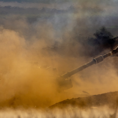 Το ισραηλινό πυροβολικό επί τω έργω στα σύνορα με τη Γάζα