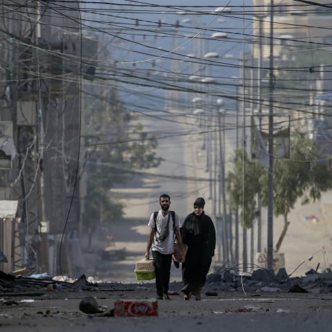Παλαιστίνιοι απομακρύνονται από προσφυγικό καταυλισμό στη Γάζα