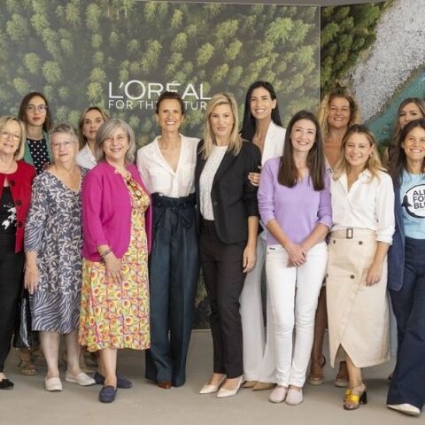 Φίλιππος Μιχόπουλος, L’Oréal for the Future Leader της L’Oréal Hellas, Δήμητρα Πετρίδη, Corporate Affairs & Engagement Director, Alessandra Delfini, Country Managing Director L’Oréal Hellas με τους εκπροσώπους των ΜΚΟ που έχει συνεργαστεί η L’Oréal Hellas