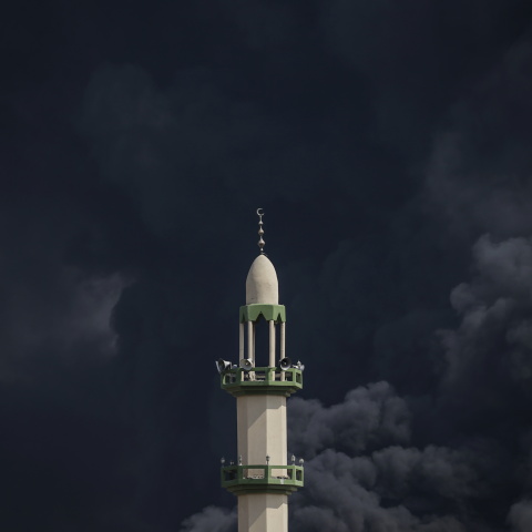 Καπνός από βομβαρδισμούς πίσω από μιναρέ στη Γάζα