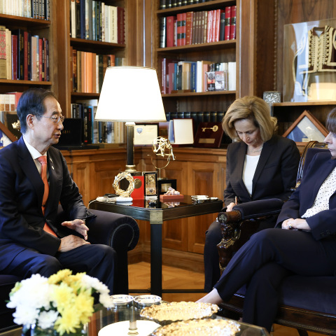 Συνάντηση της ΠτΔ Κ. Σακελλαροπούλου με τον πρωθυπουργό της Κορέας Χαν Ντουκ-Σου