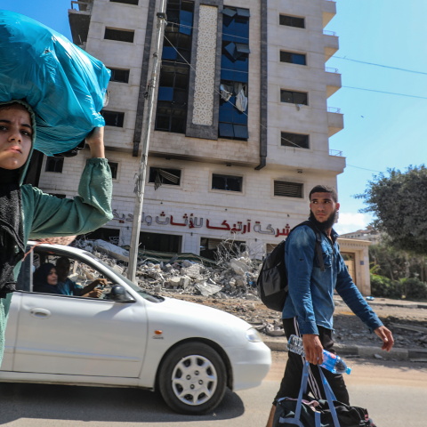 Άνθρωποι εγκαταλείπουν την πόλη της Γάζας