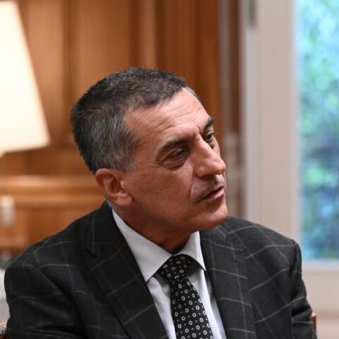 Ο νέος περιφερειάρχης Θεσσαλίας Δημήτρης Κουρέτας στο Μέγαρο Μαξίμου © TΑΤΙΑΝΑ ΜΠΟΛΑΡΗ/EUROKINISSI