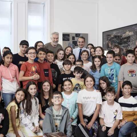  Υποδέχθηκε μαθητές του 130ού σχολείου Αθηνών ο Κυριάκος Μητσοτάκης