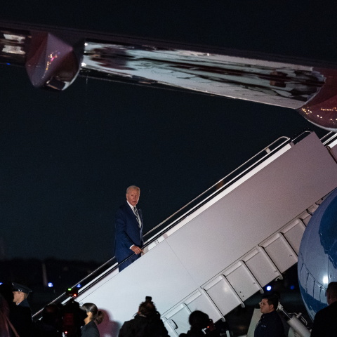 Καθώς έμπαινε στο προεδρικό αεροσκάφος, ο Τζο Μπάιντεν «δεν άκουσε καλά» μια ερώτηση που του απηύθυνε δημοσιογράφος