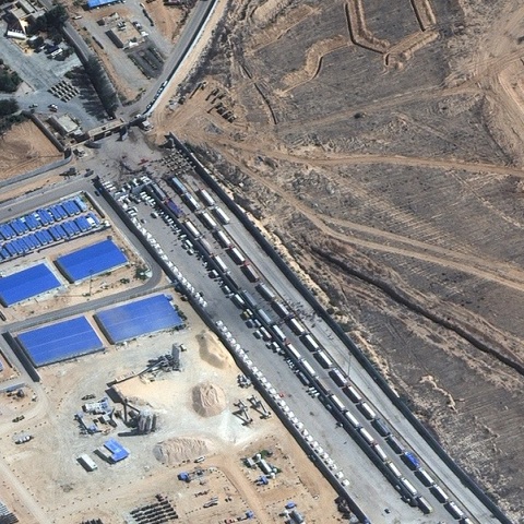 Δορυφορική εικόνα από τα φορτηγά στο πέρασμα της Ράφα