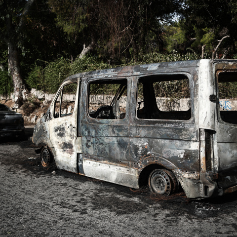 Καμένο όχημα μετά τα επεισόδια στου Ζωγράφου