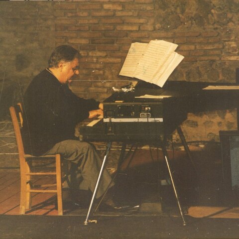 Ο Μάνος Χατζηδάκις στο πιάνο στη διάρκεια μουσικής εκδήλωσης στο Ωδείο της αρχαίας Νικόπολης (1987)