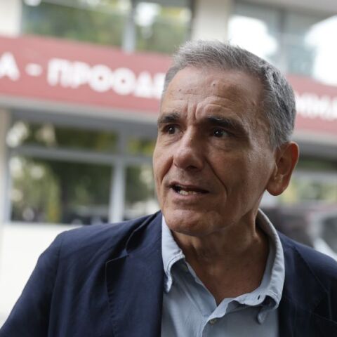 O Ευκλείδης Τσακαλώτος προσέρχεται στα γραφεία του ΣΥΡΙΖΑ © ΓΙΩΡΓΟΣ ΚΟΝΤΑΡΙΝΗΣ/EUROKINISSΙ