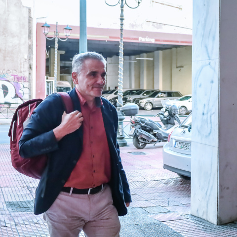 Ο Ευκλείδης Τσακαλώτος έξω από τα γραφεία του ΣΥΡΙΖΑ