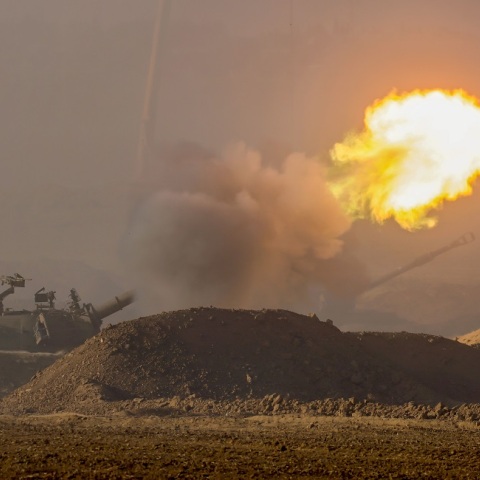Ισραηλινό τανκ εκτοξεύει πυρά