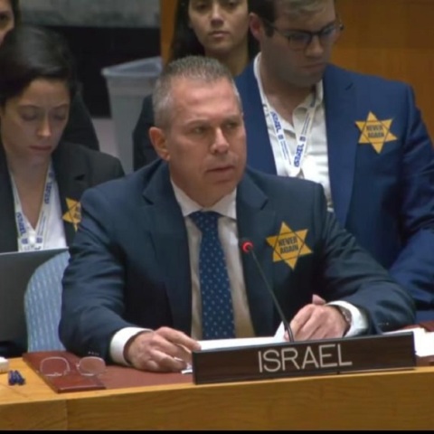 Ο πρέσβης του Ισραήλ στον ΟΗΕ με το κίτρινο αστέρι στο πέτο