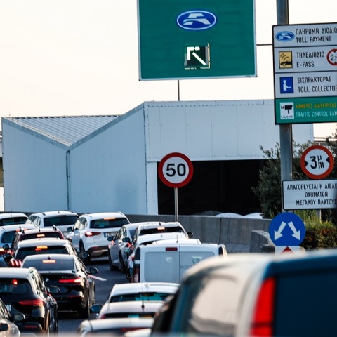 Κίνηση στην είσοδο της Αττικής Οδού