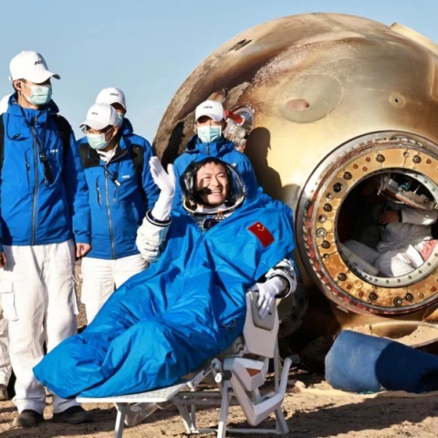 Τρεις αστροναύτες επέστρεψαν στη Γη μετά από 6 μήνες παραμονής στον διαστημικό σταθμό της Κίνας