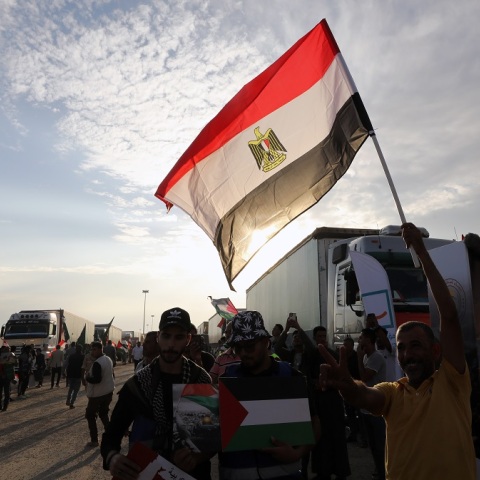 Άνθρωποι με σημαίες της Αιγύπτου και της Παλαιστίνης στο πέρασμα της Ράφα
