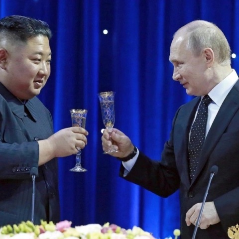 Βόρεια Κορέα: Η Πιονγκγιάνγκ προμηθεύει τη Μόσχα με ένα εκατομμύριο βλήματα πυροβολικού