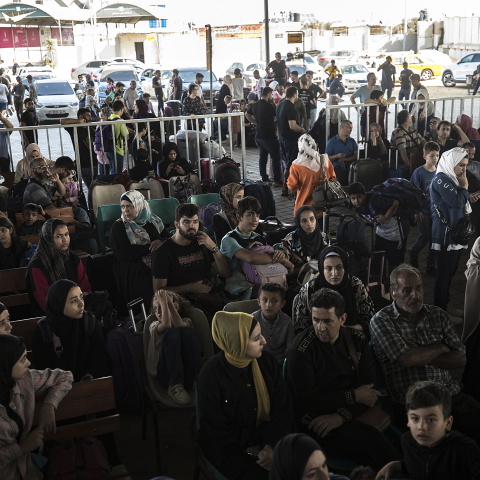 Άνθρωποι περιμένουν στο συνοριακό πέρασμα της Ράφα