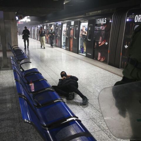 Επεισόδια Μοναστηράκι: Ποινική δίωξη σε βαθμό κακουργήματος εις βάρος και των 14 συλληφθέντων - Θα μπορούσε να προκύψει κίνδυνος για άνθρωπο αναφέρει η Εισαγγελία