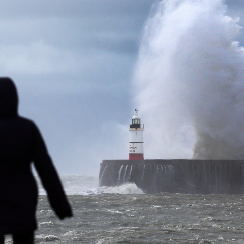 Τεράστια κύματα στη Βρετανία από την κακοκαιρία Κιάραν