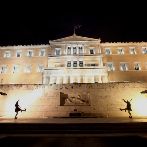 Βουλή και τσολιάδες το βράδυ