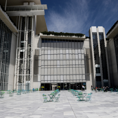 Η Αγορά του ΚΠΙΣΝ με τα εξωτερικά τραπεζάκια του Agora Bistro